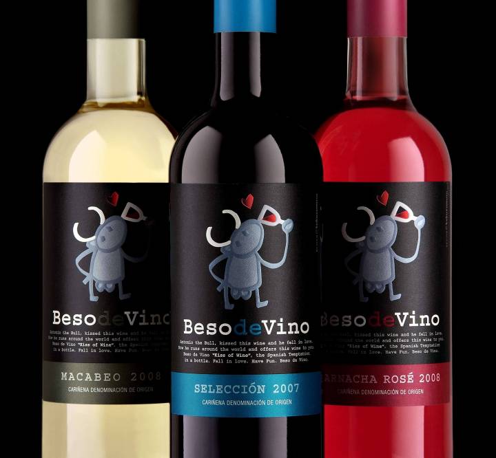 Bodegón de las tres botellas de Beso de Vino que forman el taller de Fitur