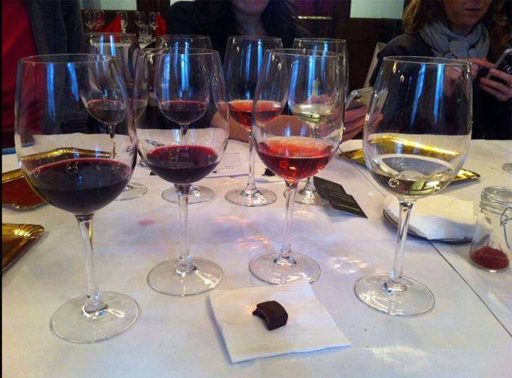 imagen de los vinos y un trocito de bombón