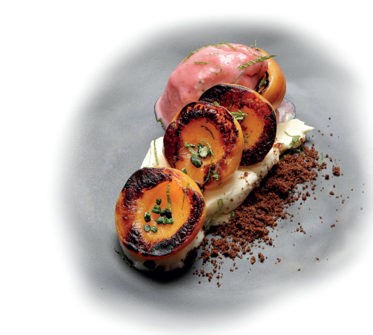 Albaricoques asados con crema de Mascarpone a la lima y helado de fresas