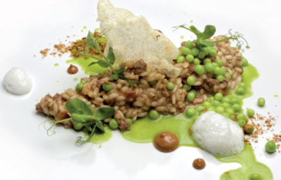 Receta de arroz meloso de ternasco de Aragón, hongos y guisantes lágrima