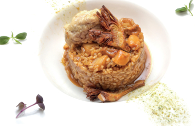 Receta de arroz meloso trufado, con alcachofas, boletus y sesitos de cordero y tempura